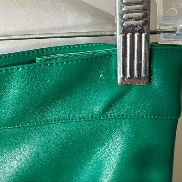 Maniere De Voir Vibrant Emerald Green Tacked Vegan Leather Flared Trousers US 6 - Picture 9 of 15